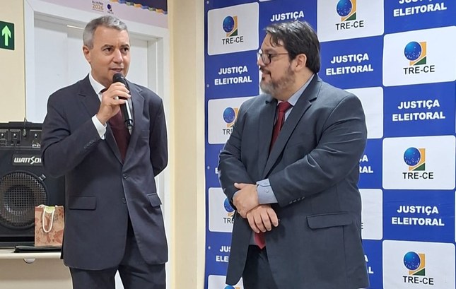 A primeira imagem mostra, ao lado esquerdo, o diretor da Escola Judiciária do Ceará, desembargad...