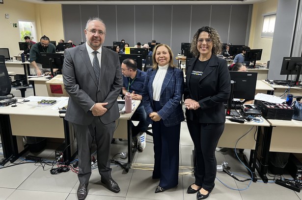 A primeira imagem mostra três pessoas em pé, lado a lado, na sala de treinamento do TRE-CE, com ...