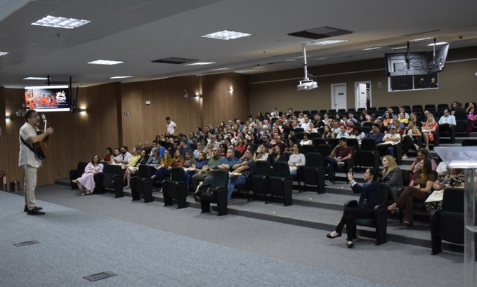 As imagens registram atividades do Encontro dos Servidores da Justiça Eleitoral do Ceará. Na pri...