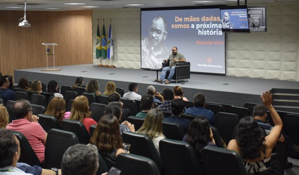 As imagens registram atividades do Encontro dos Servidores da Justiça Eleitoral do Ceará. Na pri...