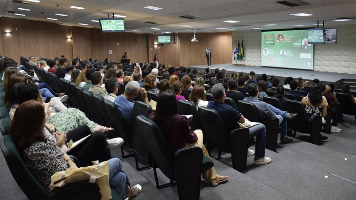 As imagens registram atividades do Encontro dos Servidores da Justiça Eleitoral do Ceará. Na pri...