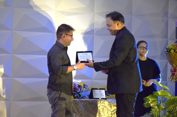 Na segunda imagem, Alisson Simeão recebe das mãos de um homem uma placa em homenagem à desembarg...