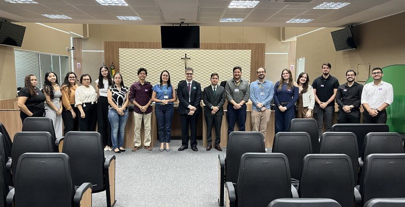 Na imagem, registrada no Pleno do TRE-CE, aparecem fileiras de cadeiras voltadas para a parte fr...