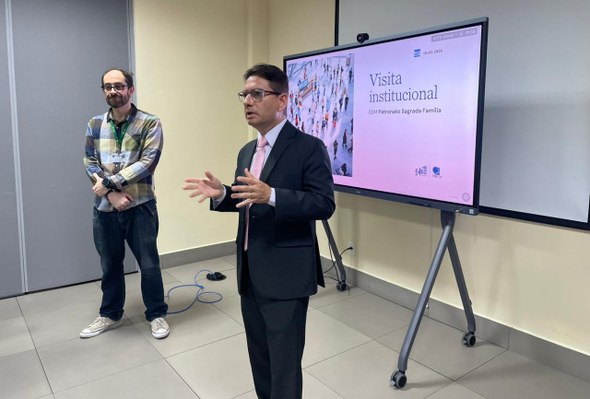A primeira imagem mostra um grupo de estudantes reunido em uma sala de treinamento na sede do TR...