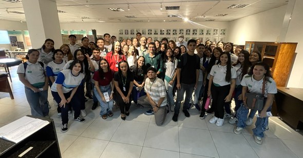 A primeira imagem mostra um grupo de estudantes reunido em uma sala de treinamento na sede do TR...