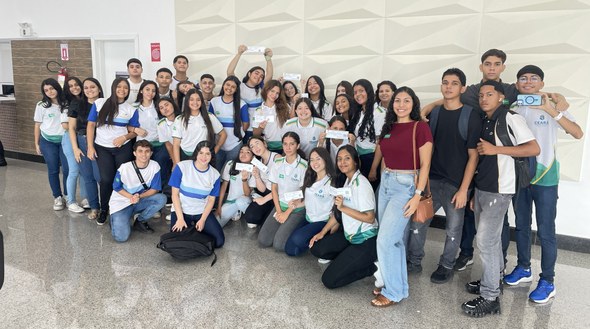 A primeira imagem mostra um grupo de estudantes reunido em uma sala de treinamento na sede do TR...