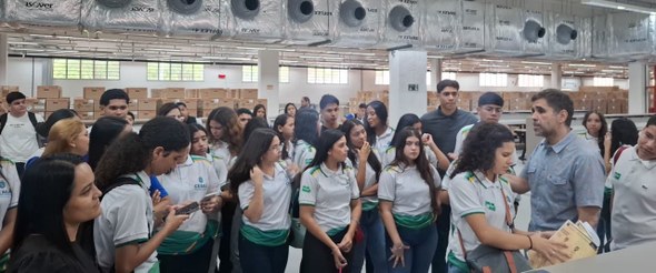 A primeira imagem mostra um grupo de estudantes reunido em uma sala de treinamento na sede do TR...