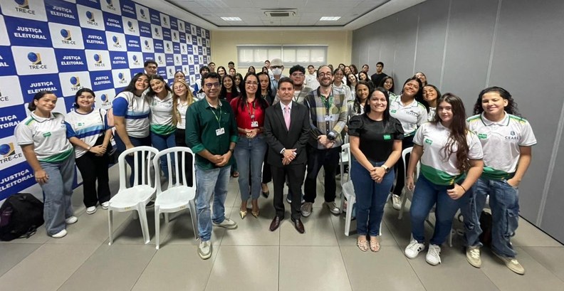A primeira imagem mostra um grupo de estudantes reunido em uma sala de treinamento na sede do TR...