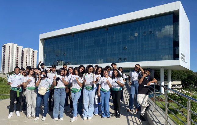 Estudantes participam de campanha de alistamento no TRE-CE, em uma parceria com a Seduc As imagens mostram estudantes no atendimento no TRE-CE. Na primeira foto, há um grupo de estudan...