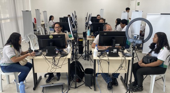 Estudantes participam de campanha de alistamento no TRE-CE, em uma parceria com a Seduc As imagens mostram estudantes no atendimento no TRE-CE. Na primeira foto, há um grupo de estudan...