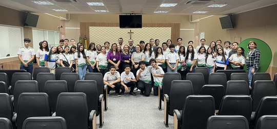 Na imagem, registrada no Pleno do TRE-CE, aparecem fileiras de cadeiras voltadas para a parte fr...