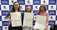 A presidente do TRE-CE e as juízas Deborah Guarines e Valéria Carneiro posam para um registro. T...