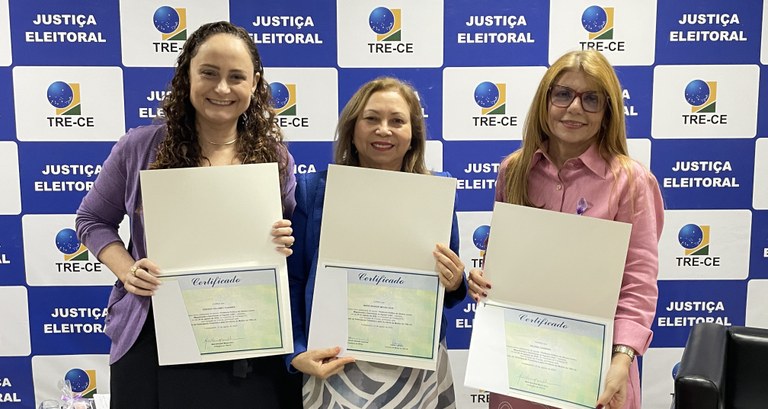 A presidente do TRE-CE e as juízas Deborah Guarines e Valéria Carneiro posam para um registro. T...