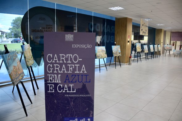 A imagem mostra o corredor onde está montada a exposição.