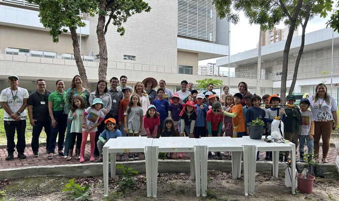 Festa Anual das Árvores 2026: TRE-CE promove educação ambiental e ação de plantio com crianças As imagens mostram um grupo de pessoas em um espaço externo com árvores, caminhos e edifícios ao...