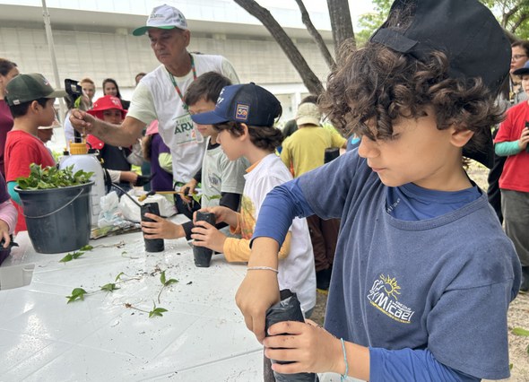Festa Anual das Árvores 2026: TRE-CE promove educação ambiental e ação de plantio com crianças As imagens mostram um grupo de pessoas em um espaço externo com árvores, caminhos e edifícios ao...