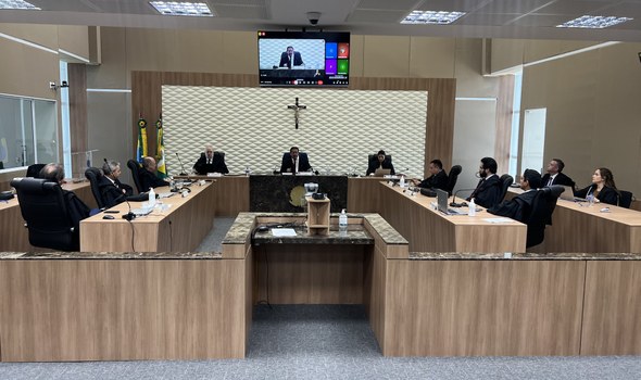 Registro fotográfico feito durante a sessão de julgamentos. Nele, o mesmo ângulo de foto da Cort...