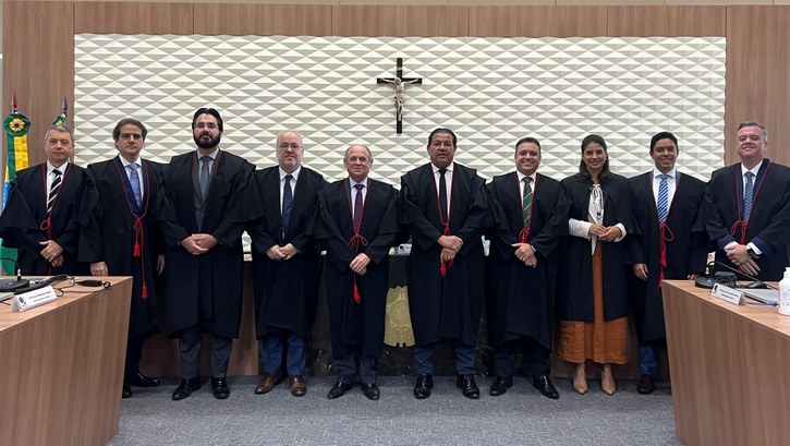 Registro fotográfico feito durante a sessão de julgamentos. Nele, 10 membros do Pleno posam para...