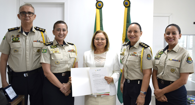 Homenagem: curso da Casa Militar recebe nome da presidente do TRE-CE Na imagem, cinco pessoas estão posicionadas lado a lado posando para foto. Ao centro, está a pre...