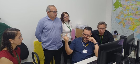 Inspeções: Corregedoria conclui sexto ciclo de visitas a cartórios de Fortaleza A imagem mostra cinco pessoas - três homens e duas mulheres -, sendo três sentadas e duas em pé,...