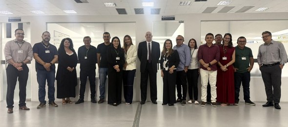 Inspeções: Corregedoria conclui sexto ciclo de visitas a cartórios de Fortaleza A imagem mostra dezesseis pessoas - dez homens e seis mulheres - posando para a foto lado a lado.