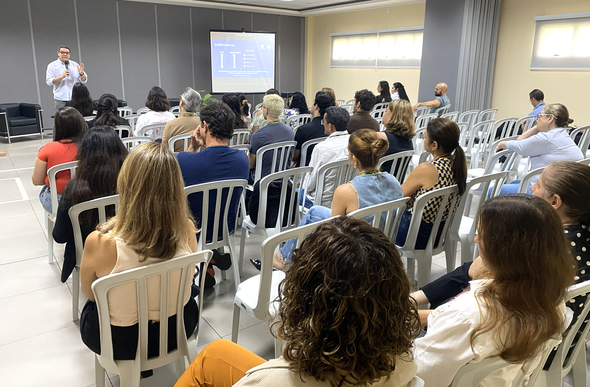 Janeiro Branco: corpo funcional do TRE-CE participa de palestra sobre saúde mental Na imagem, várias pessoas estão sentadas em cadeiras plásticas brancas, organizadas em fileiras,...