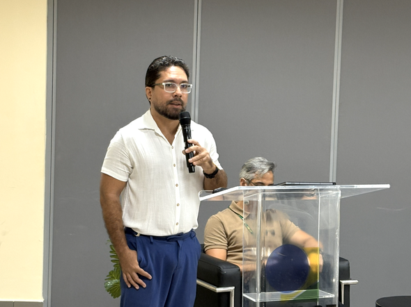 Janeiro Branco: corpo funcional do TRE-CE participa de palestra sobre saúde mental Na imagem, o assessor da Asaud, Teo Junior, está em pé, ao lado de um púlpito transparente, segu...