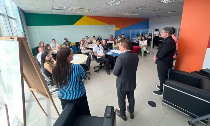 Jornada “Inove-se!” aproxima unidades do TRE-CE ao Laboratório de Inovação A imagem mostra uma sala ampla, com paredes decoradas por formas geométricas nas cores verde, am...