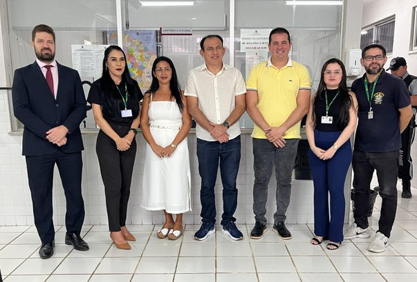 Juiz eleitoral realiza nova retotalização de votos para vereador de Barroquinha A foto mostra sete pessoas em pé, lado a lado, entre os representantes da Zona Eleitoral e verea...