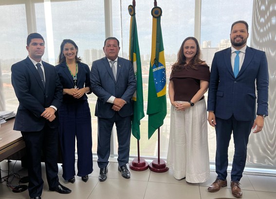 Juíza Deborah Guarines é empossada como diretora da Escola Judiciária do TRE-CE A imagem é um registro fotográfico. Nele, quatro pessoas estão posando para a foto. Entre eles, ...