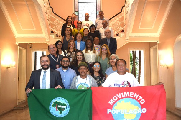 Justiça e cidadania: PopRuaJud - Ceará dá início às ações de 2025 A imagem mostra um grupo de 24 pessoas - quatorze mulheres e dez homens - reunidas para uma foto...