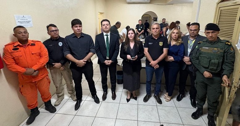 Justiça Eleitoral destaca clima de tranquilidade na eleição de Santa Quitéria A imagem mostra um grupo de nove autoridades — sete homens e duas mulheres — durante uma coletiv...