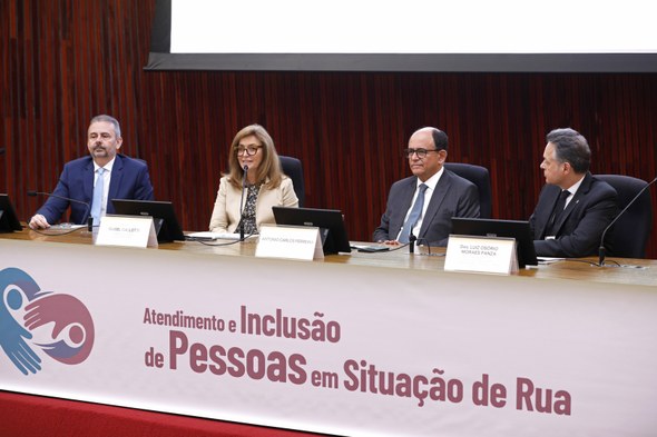 As imagens registram momentos do evento, realizado no auditório do TSE. Na primeira, um grupo de...