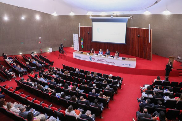 As imagens registram momentos do evento, realizado no auditório do TSE. Na primeira, um grupo de...