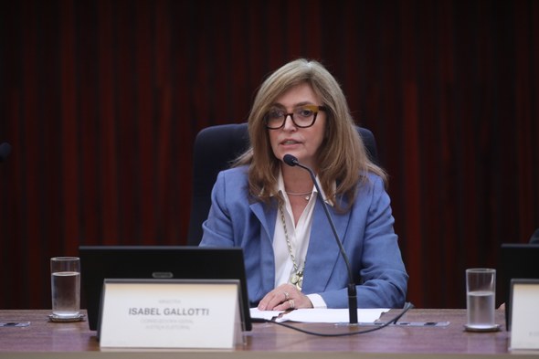 As imagens registram momentos do evento, realizado no auditório do TSE. Na primeira, um grupo de...