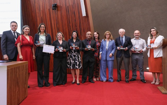 As imagens registram momentos do evento, realizado no auditório do TSE. Na primeira, um grupo de...