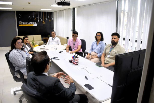 LIODS do TRE-CE participa de encontro da Rede de Laboratórios de Inovação do Ceará Registro fotográfico feito durante a reunião. Há uma sala com paredes brancas e uma mesa grande ...