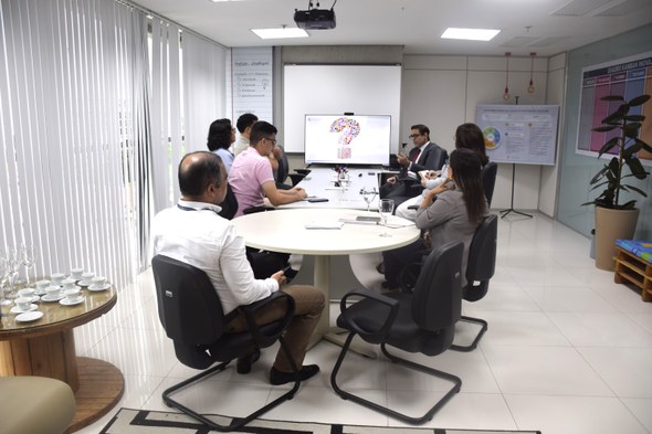 LIODS do TRE-CE participa de encontro da Rede de Laboratórios de Inovação do Ceará Registro fotográfico feito durante a reunião. Há uma sala com paredes brancas e uma mesa grande ...