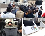 Montagem de fotos da coletiva de apresentação das urnas. Descrição após a notícia. 