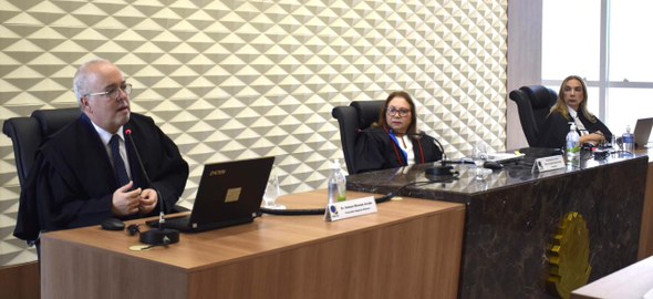 Na sessão do TRE-CE, palavras de reconhecimento marcam despedida do titular da Procuradoria Regional Eleitoral A imagem mostra, da esquerda para a direita, Samuel Miranda, a desembargadora Maria Iraneide e a...