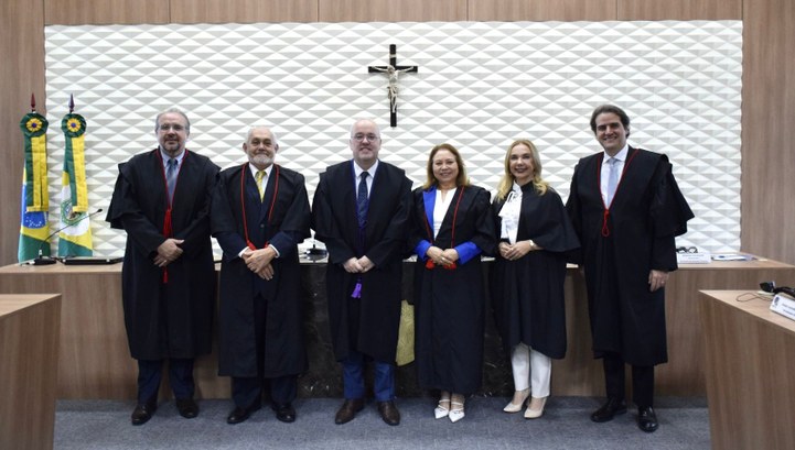 Na sessão do TRE-CE, palavras de reconhecimento marcam despedida do titular da Procuradoria Regional Eleitoral A imagem mostra seis pessoas - quatro homens e duas mulheres - entre elas, a presidente do TRE-C...