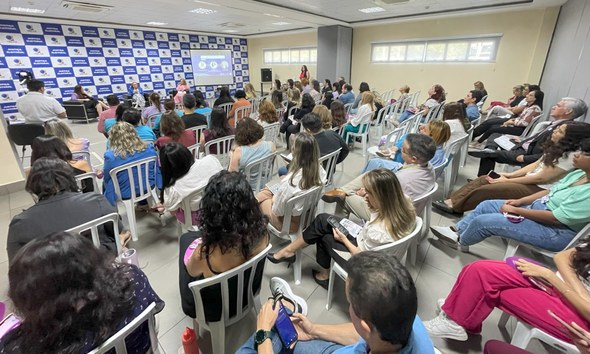A segunda imagem mostra o público presente no evento. O espaço está cheio, com diversas fileiras...