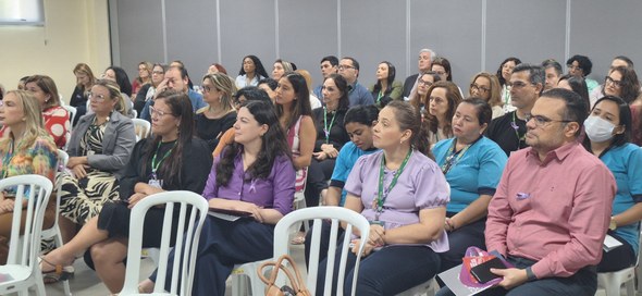 A imagem mostra o público diverso, dividido entre homens e mulheres.