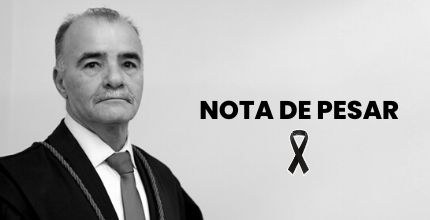 Nota de pesar desembargador Antônio Pádua Silva Foto em preto e branco do desembargador Antônio Pádua. Ele tem pele branca e cabelos e bigode gr...