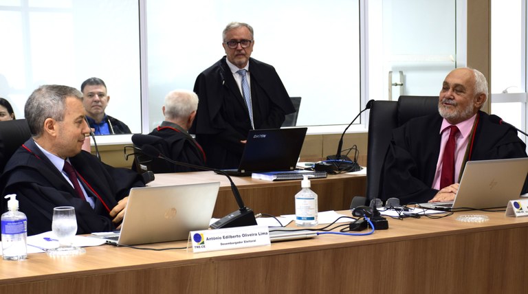 Nova edição da revista Suffragium é lançada durante sessão do Pleno do TRE-CE Na imagem, o desembargador Edivaldo Lima está sentado ao lado do desembargador Durval Aires, amb...