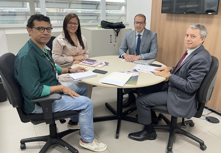 Nova edição da revista Suffragium é lançada durante sessão do Pleno do TRE-CE Na imagem há quatro pessoas estão sentadas ao redor de uma mesa redonda em uma sala de reuniões,...