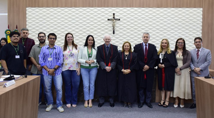 Nova edição da revista Suffragium é lançada durante sessão do Pleno do TRE-CE Na imagem tem doze pessoas estão posicionadas lado a lado para uma fotografia na sala de sessões...