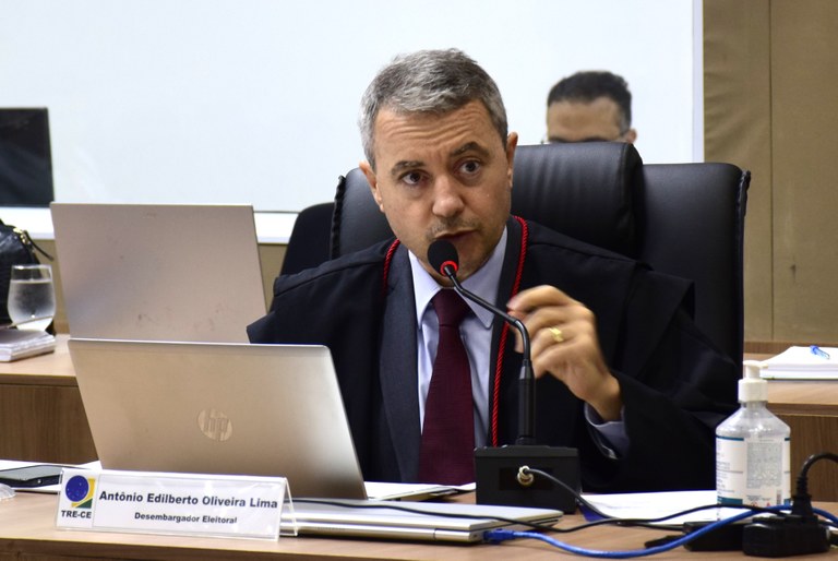 Nova edição da revista Suffragium é lançada durante sessão do Pleno do TRE-CE Na imagem, o desembargador Edilberto Lima está sentado em uma cadeira de encosto alto, usando to...
