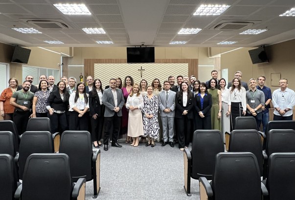 Novos gestores de unidades do TRE-CE são empossados pela Presidência Registro fotográfico feito durante a cerimônia de posse. Nele, 35 pessoas posam para a foto, ent...