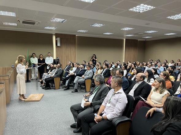 Novos gestores de unidades do TRE-CE são empossados pela Presidência Registro fotográfico feito durante a cerimônia de posse. Nele, a diretora-geral empossada fala d...
